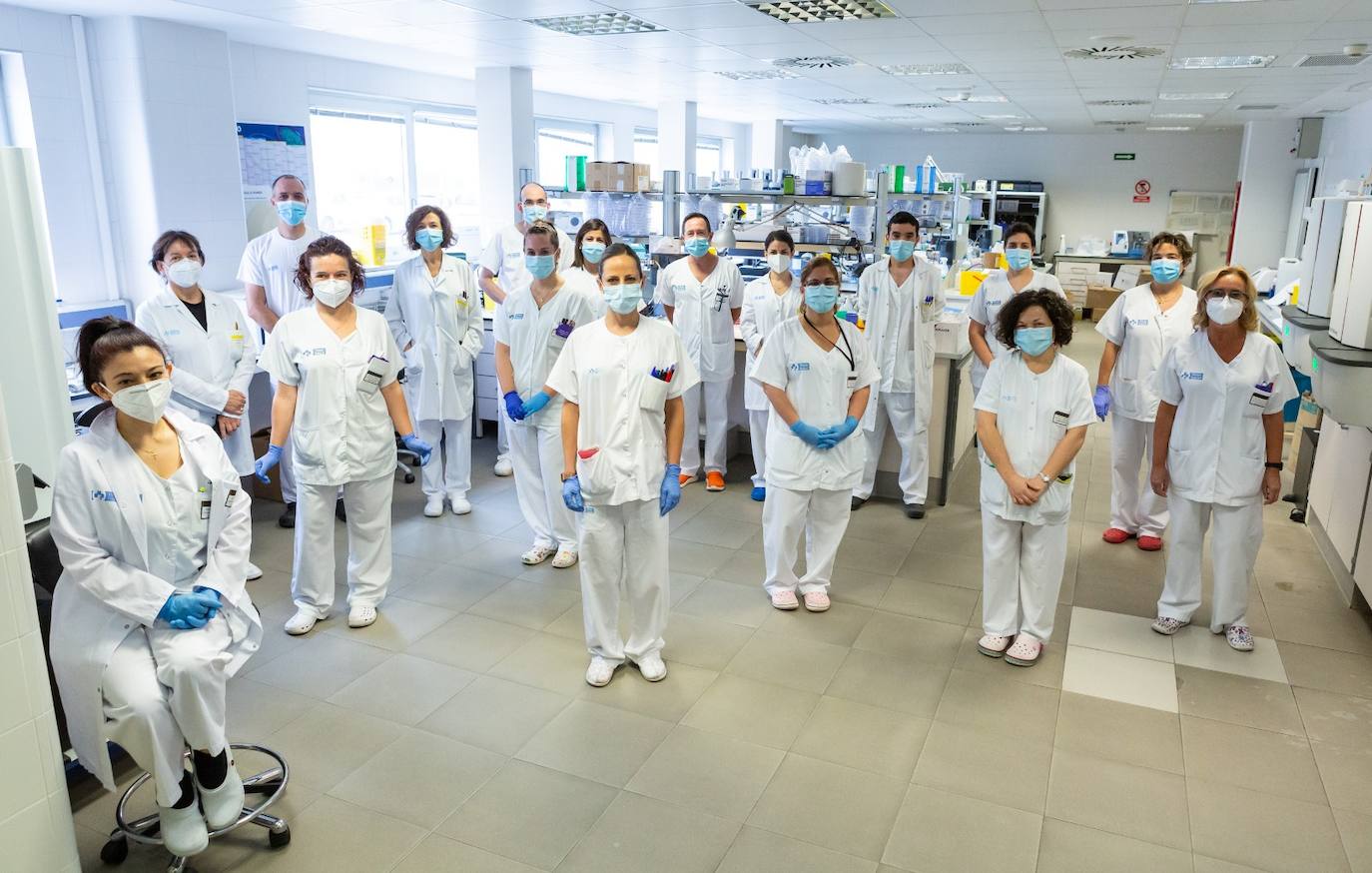 Personal. Parte de los profesionales del Laboratorio de Microbiología del San Pedro, durante una jornada de trabajo.