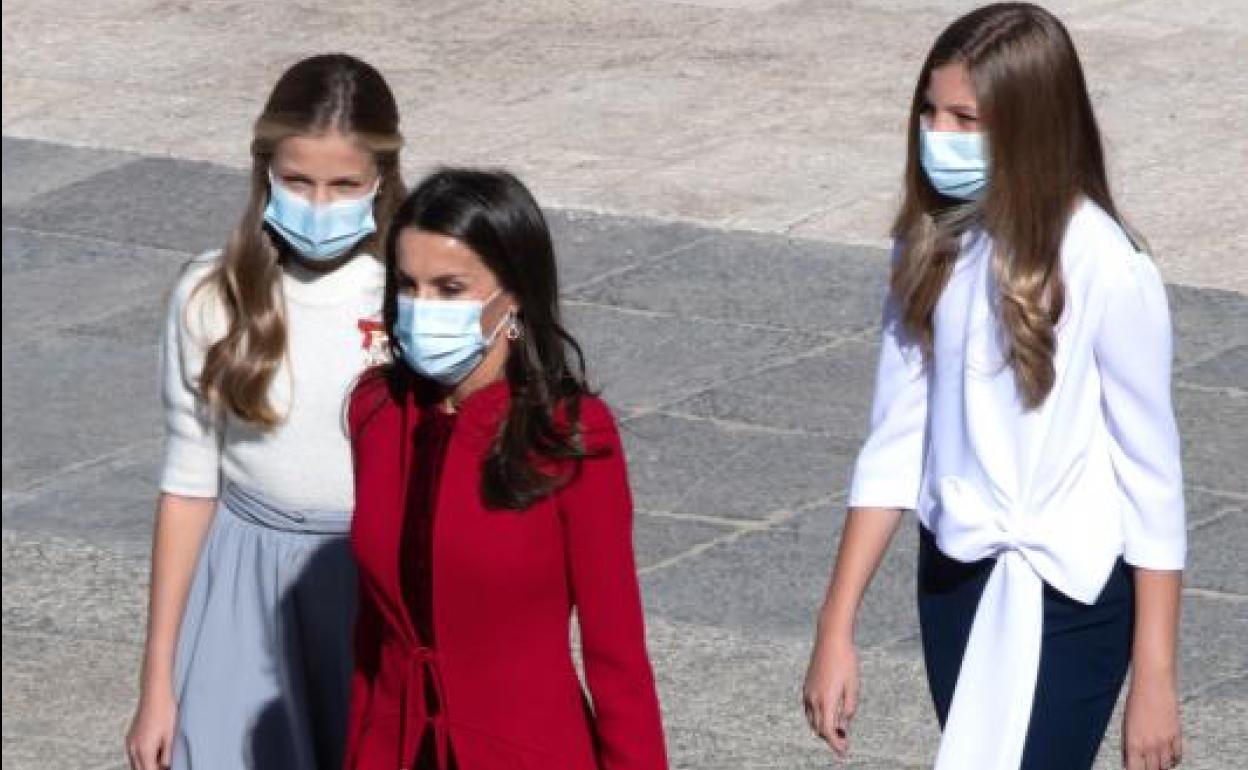 Los reyes Felipe y Letizia, junto a la princesa Leonor (i) y la infanta Sofía (d) durante el pequeño desfile militar 