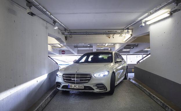 Mercedes Benz Clase S se desplaza de forma autónoma en un parking