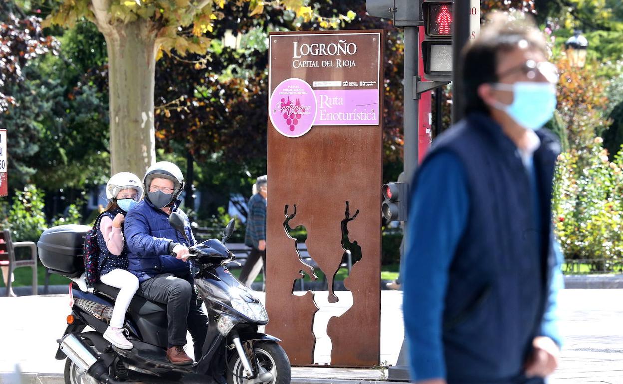 Vecinos de Logroño con mascarilla, paseo de El Espolón