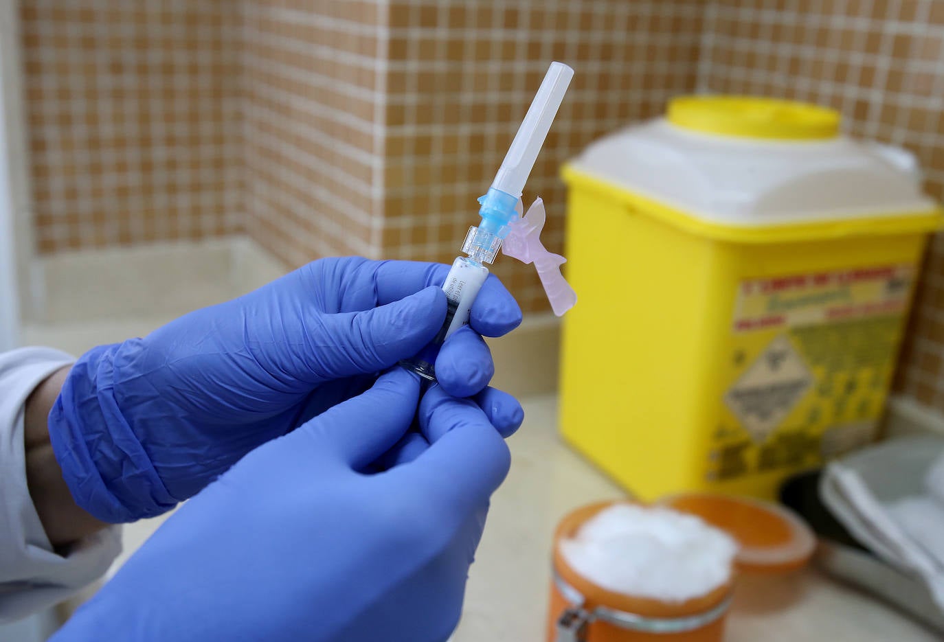 Paciente que acude a su centro de salud para ponerse la vacuna contra la gripe.