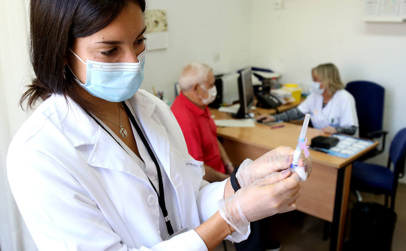 Paciente que acude a su centro de salud para ponerse la vacuna contra la gripe.