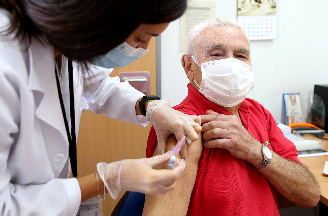Paciente que acude a su centro de salud para ponerse la vacuna contra la gripe.