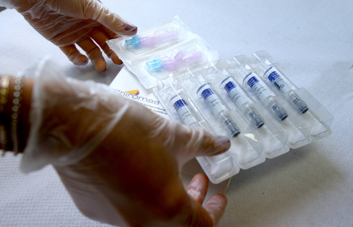 Paciente que acude a su centro de salud para ponerse la vacuna contra la gripe.