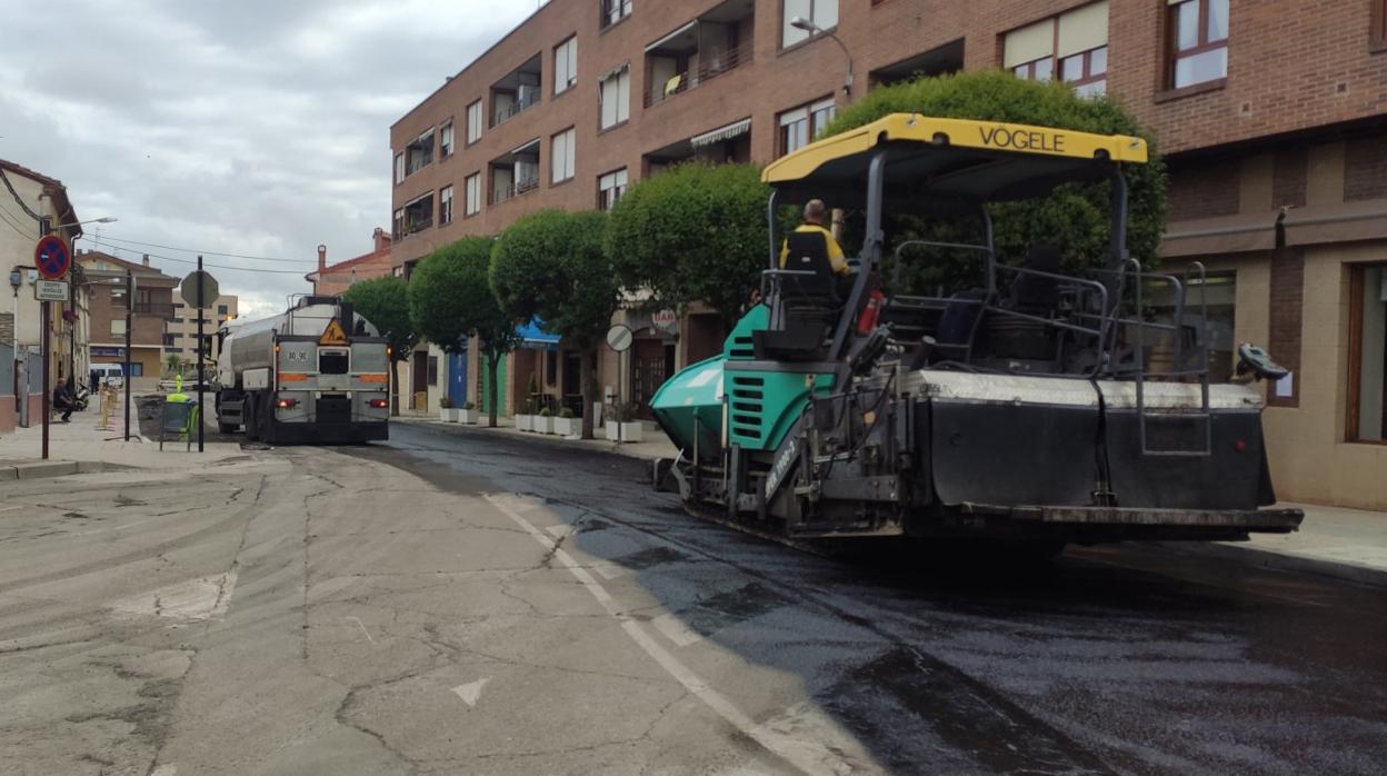 Trabajos de asfaltado de la calzada en el barrio de Margubete, realizados en junio. 