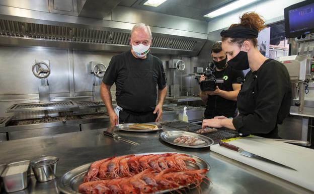 Bittor Arginzoniz, durante su ponencia en directo desde su restaurante Asador Etxebarri en Axpe (Vizcaya).