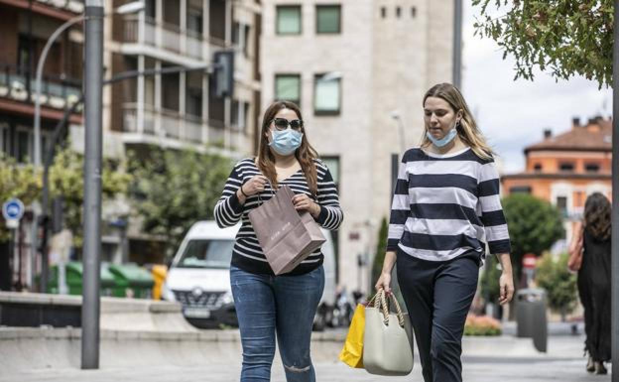 Dos mujeres pasean por las calles de Logroño. 