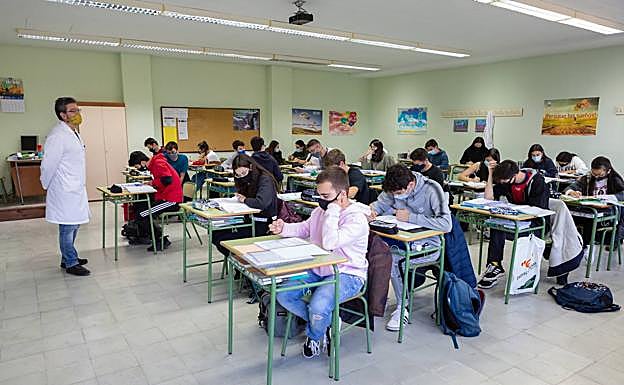 Aumnos de un colegio de La Rioja en clase con mascarilla