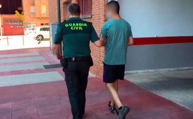 Imagen principal - Detención de uno de los presuntos ladrones, y algunos de los efectos sustraídos