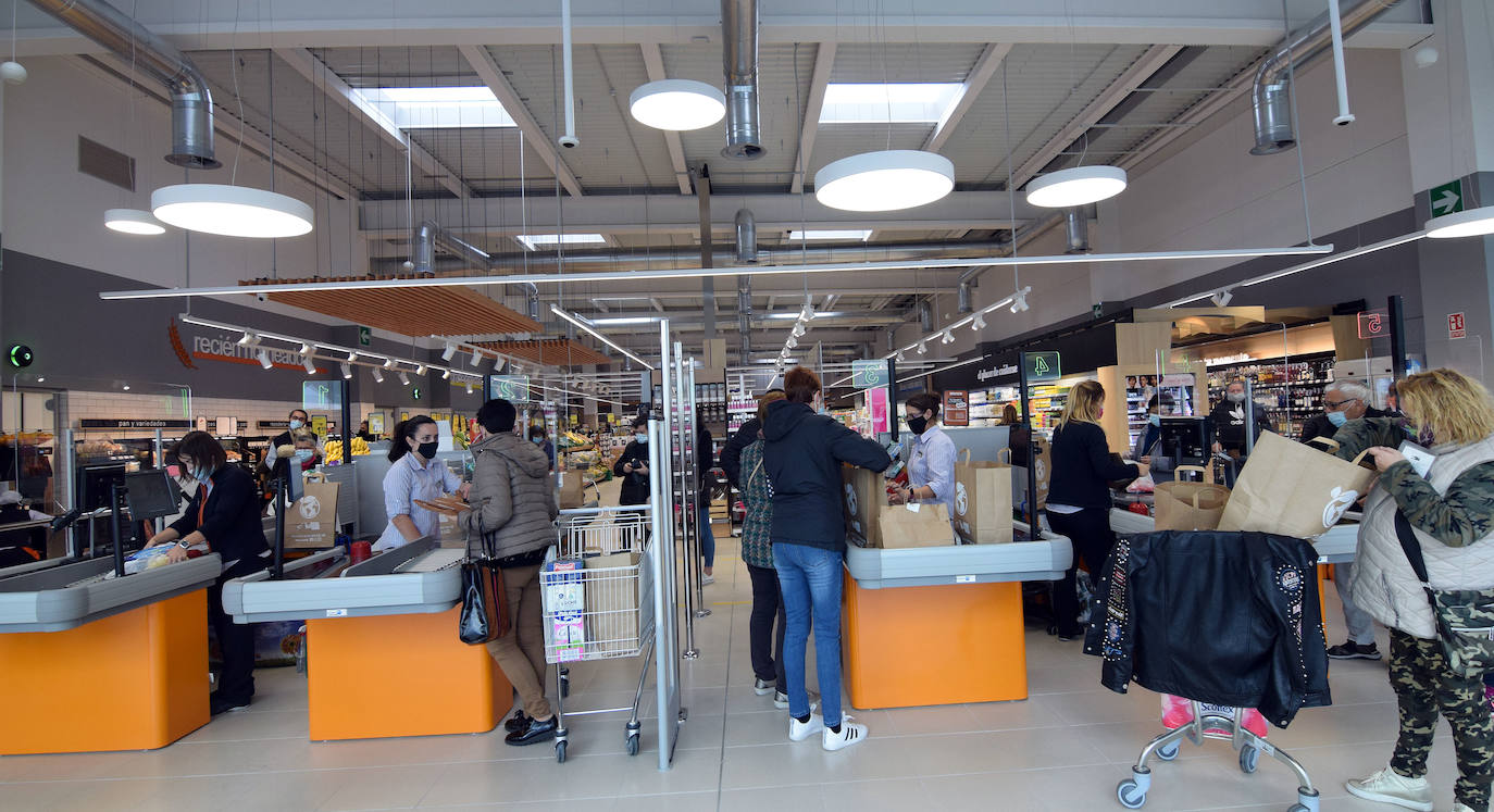 Amplia variedad de productos tras la inauguración del supermercado.