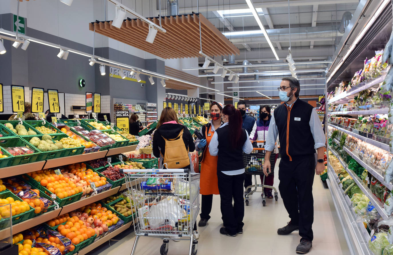 Amplia variedad de productos tras la inauguración del supermercado.