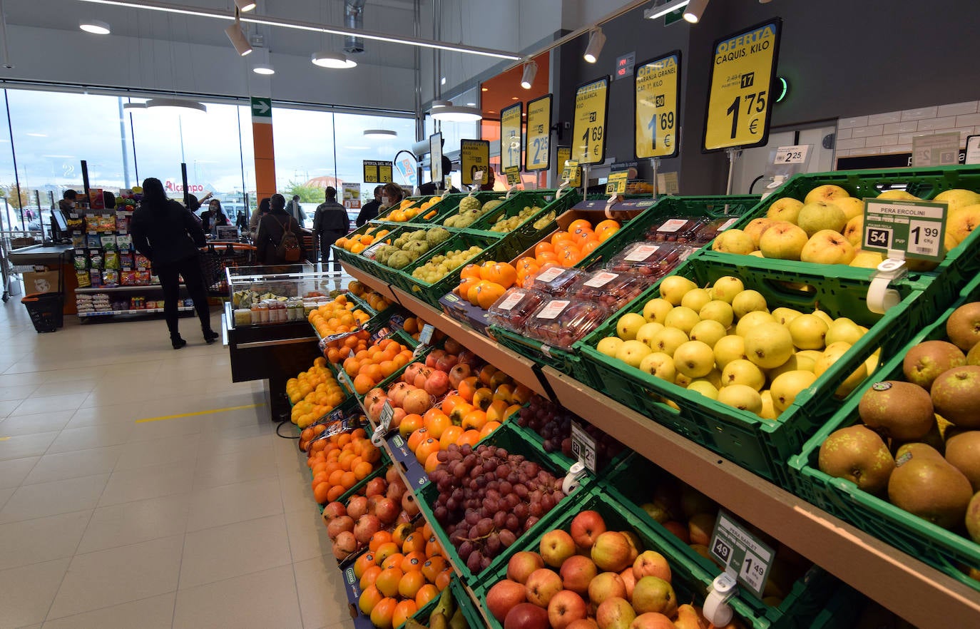 Amplia variedad de productos tras la inauguración del supermercado.