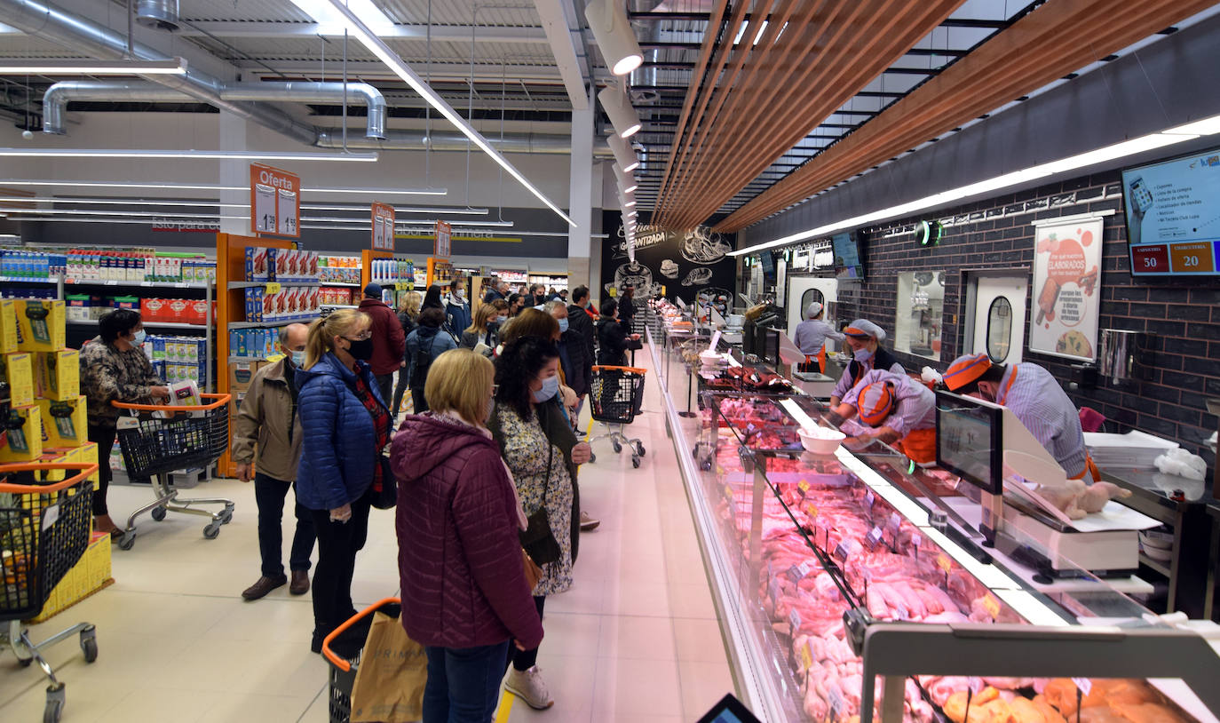 Amplia variedad de productos tras la inauguración del supermercado.