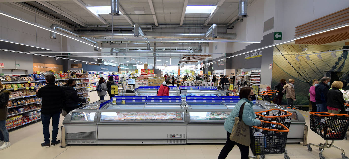 Amplia variedad de productos tras la inauguración del supermercado.