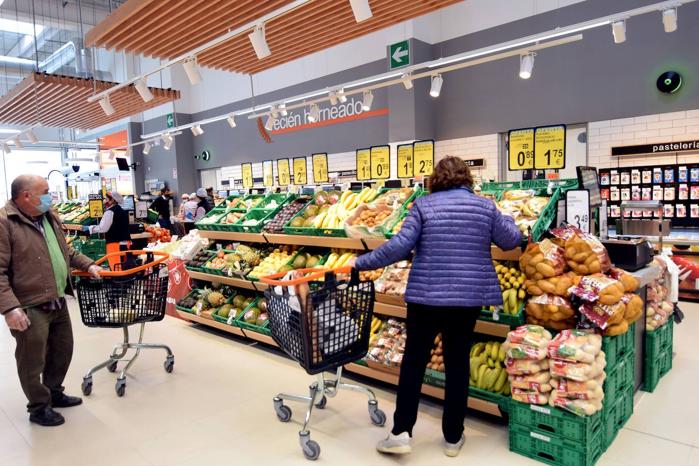 Amplia variedad de productos tras la inauguración del supermercado.