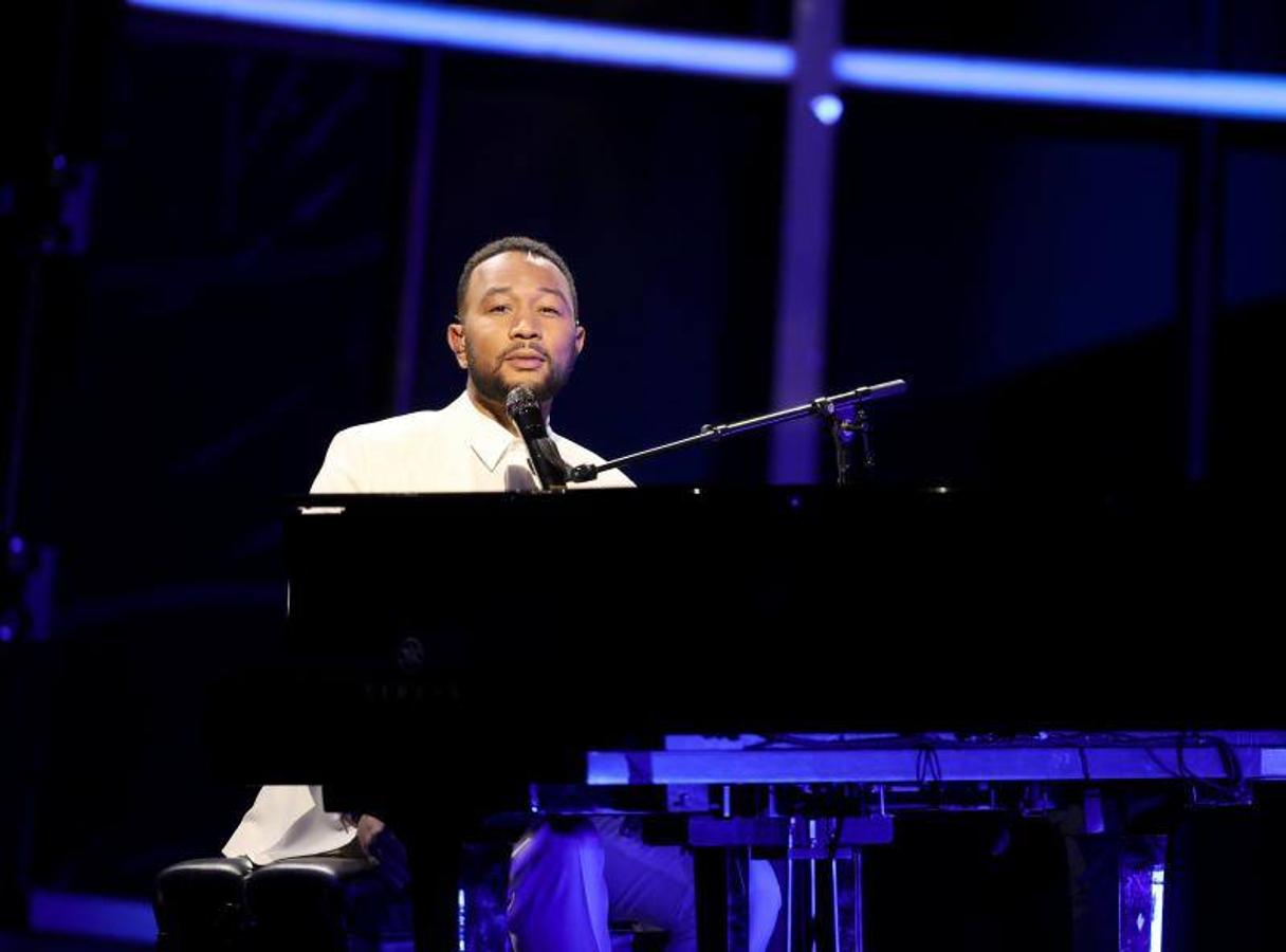 El momento más emocionante de la noche fue la actuación que John Legend dedicó a su mujer, Chrissy Teigen, dos semanas después de que la pareja perdiera a su bebé tras un aborto.