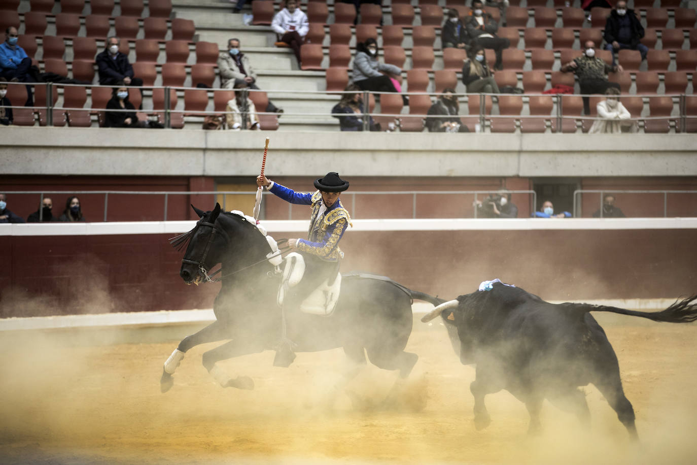 La plaza de toros de Logroño ha acogido la primera corrida de la Gira de la Reconstrucción en la capital riojana