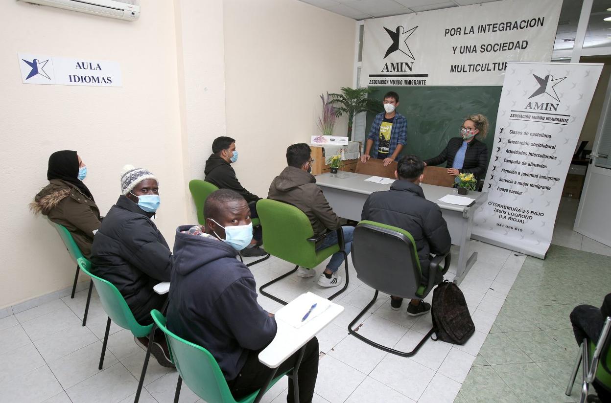 Usuarios de AMIN en una clase de español en las instalaciones del centro en Logroño. 