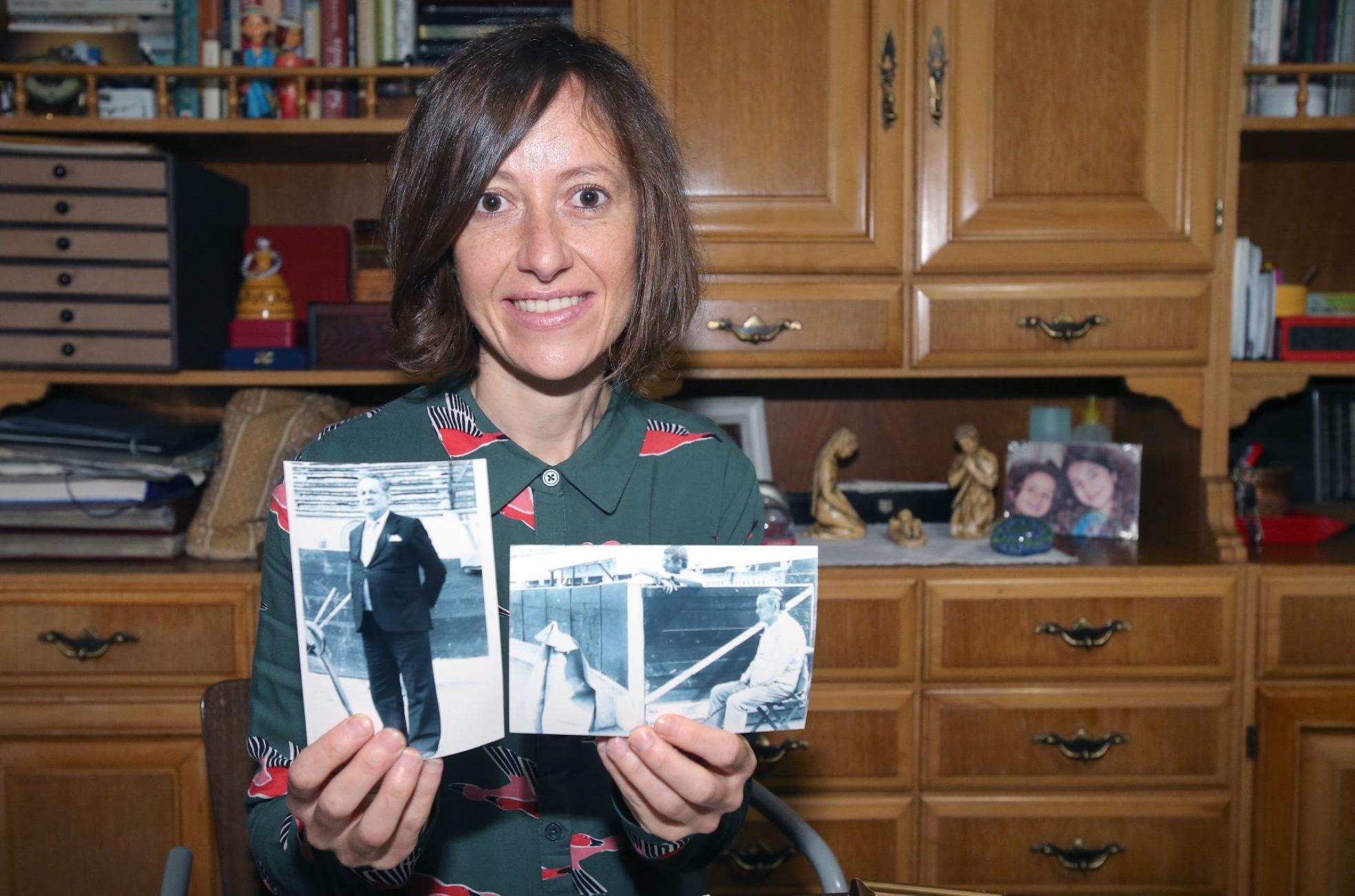 Pilar, nieta del banderillero riojano, muestra orgullosa fotografías antiguas de su abuelo. 