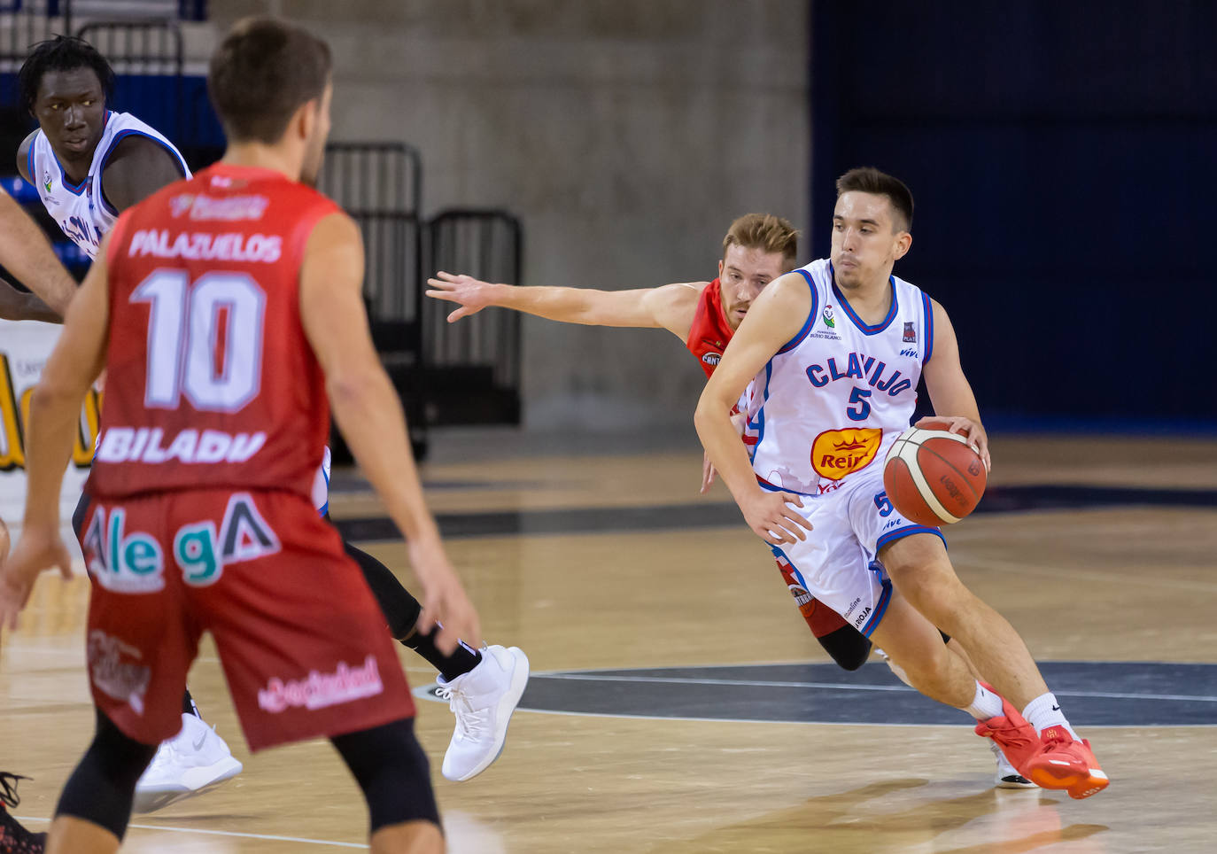 Los riojanos sucumbieron en el tramo final del duelo