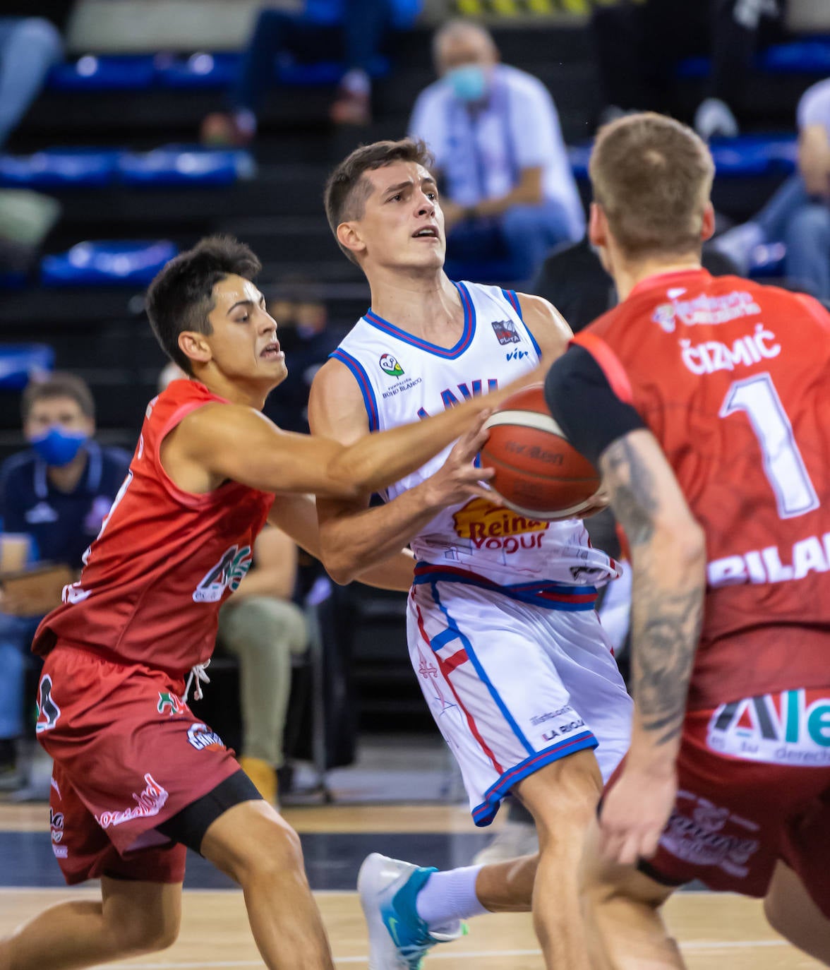 Los riojanos sucumbieron en el tramo final del duelo