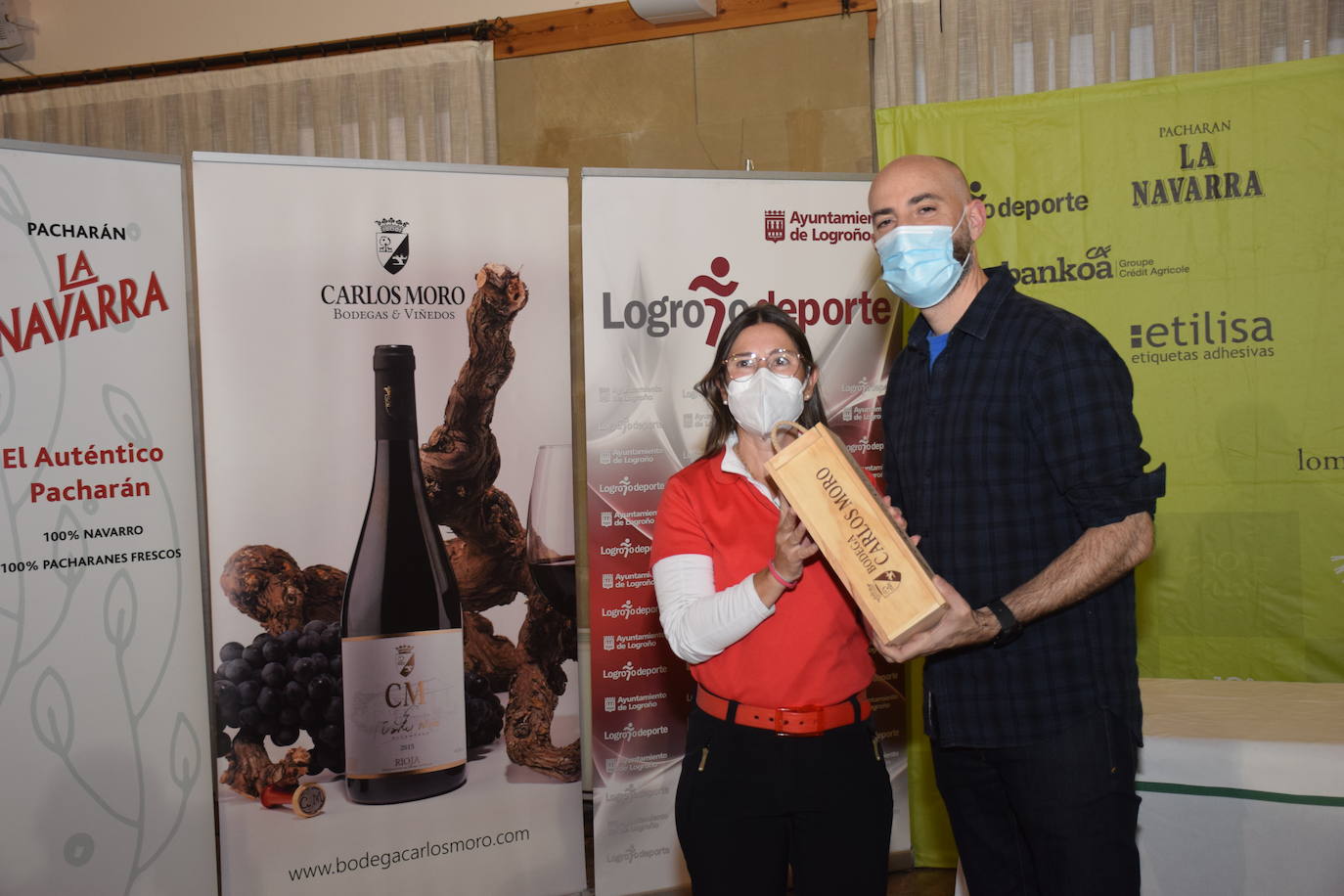 Los ganadores del Torneo de Bodegas Carlos Moro, de la Liga de Golf y Vino, recibieron sus premios.