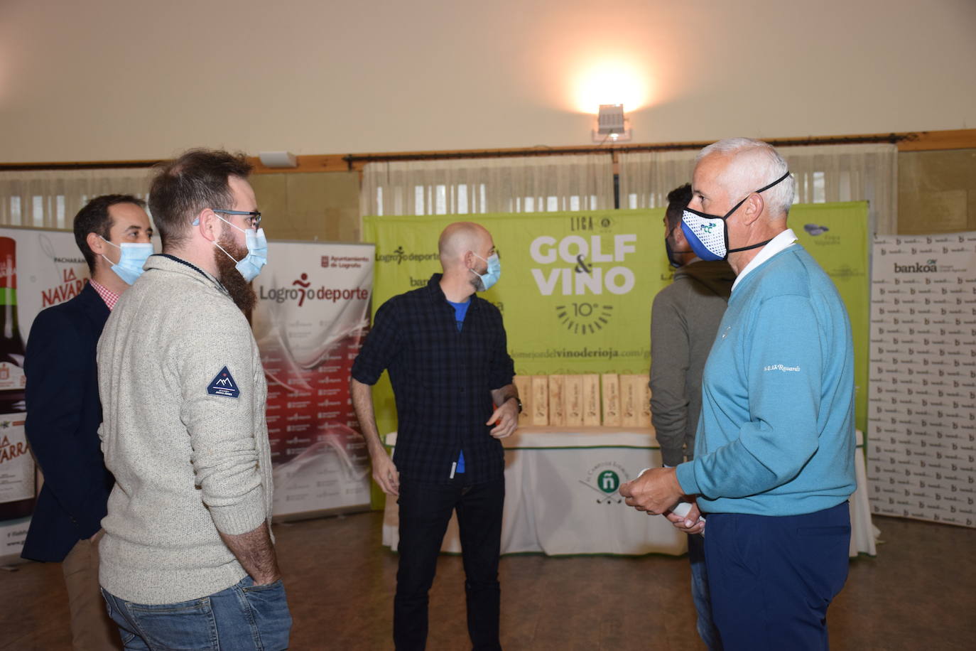 Los ganadores del Torneo de Bodegas Carlos Moro, de la Liga de Golf y Vino, recibieron sus premios.