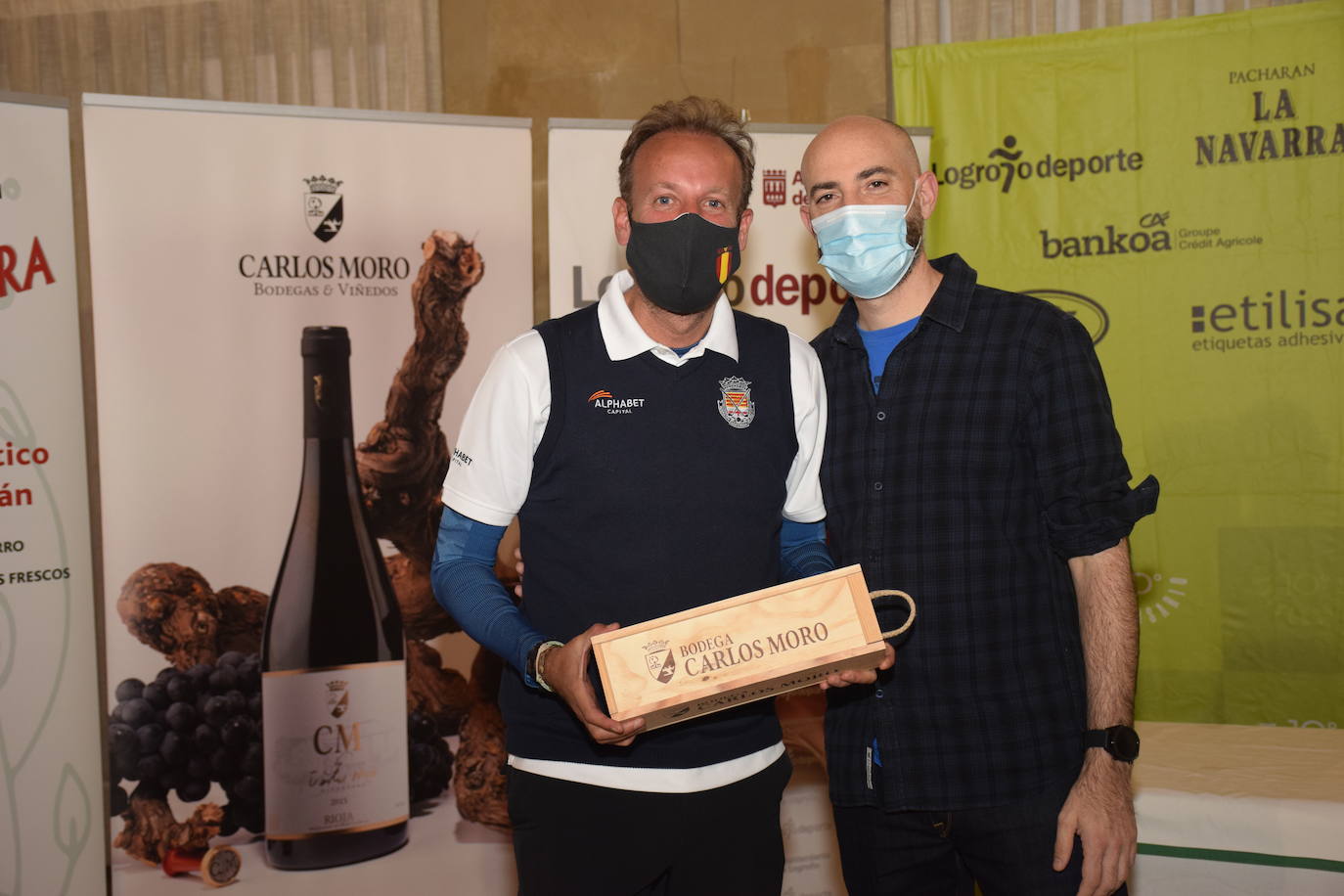 Los ganadores del Torneo de Bodegas Carlos Moro, de la Liga de Golf y Vino, recibieron sus premios.