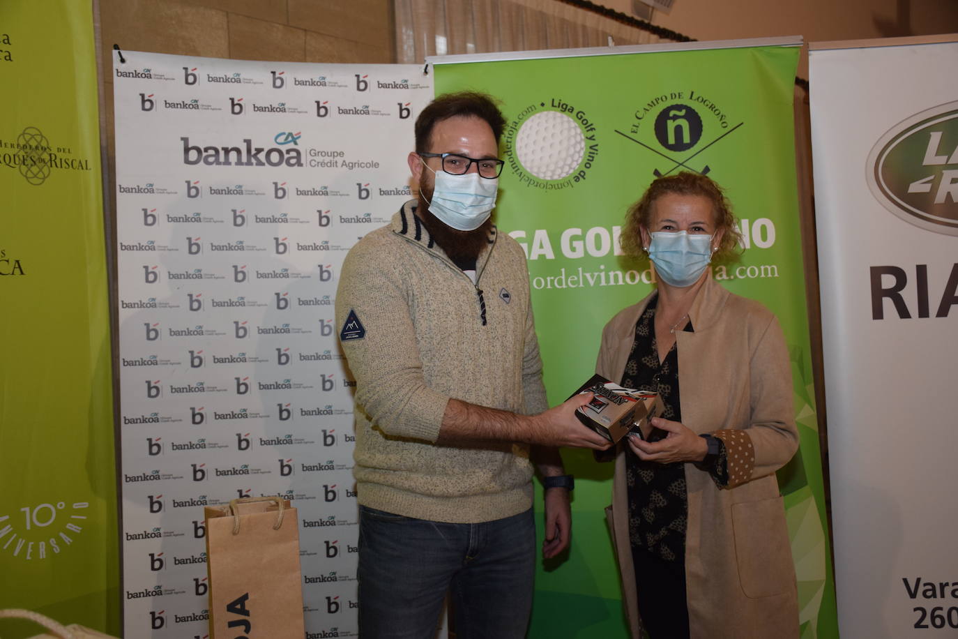 Los ganadores del Torneo de Bodegas Carlos Moro, de la Liga de Golf y Vino, recibieron sus premios.