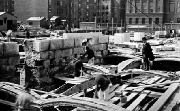 Rafael Guastavino padre, con sombrero (dcha.), sobre una cercha de la Biblioteca Pública de Boston en construcción.