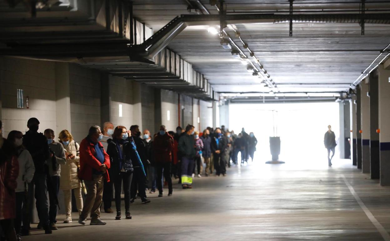 Filas de espera en el interior del parking de Riojafórum. 