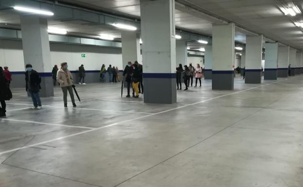 Imagen principal - La fila del cribado de Logroño se muda al parking del Riojafórum en el día en el que se alcanzan las 7.800 pruebas totales