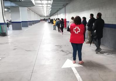 Imagen secundaria 1 - La fila del cribado de Logroño se muda al parking del Riojafórum en el día en el que se alcanzan las 7.800 pruebas totales