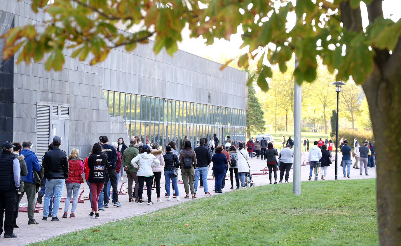 El cribado que se está realizando en Logroño para detecar asintomáticos por COVID-19 está generando largas colas desde el pasado viernes.