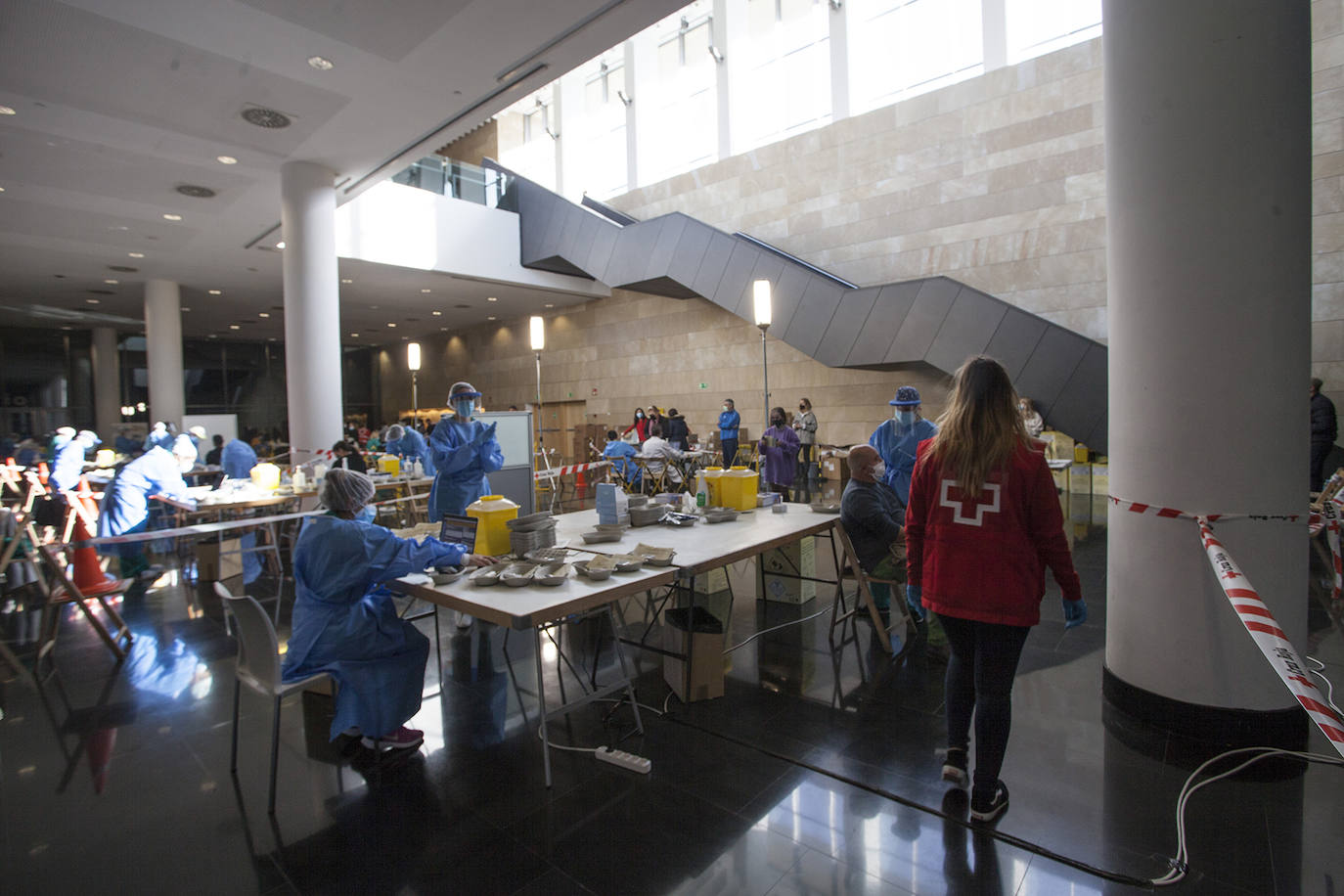 El cribado que se está realizando en Logroño para detecar asintomáticos por COVID-19 está generando largas colas desde el pasado viernes.