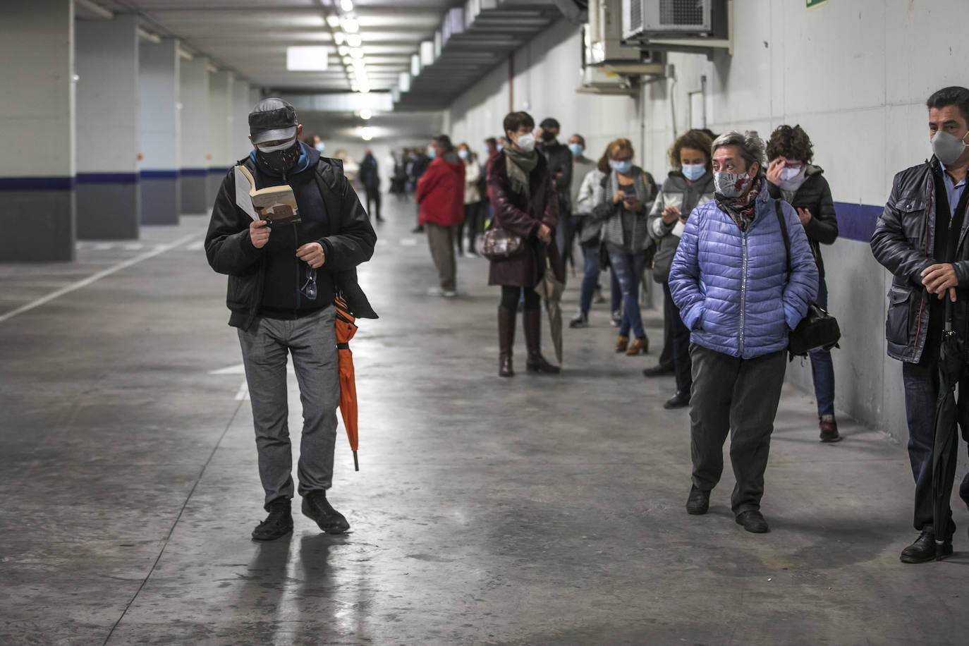 Filas de espera en el interior del aparcamiento del Riojafórum.