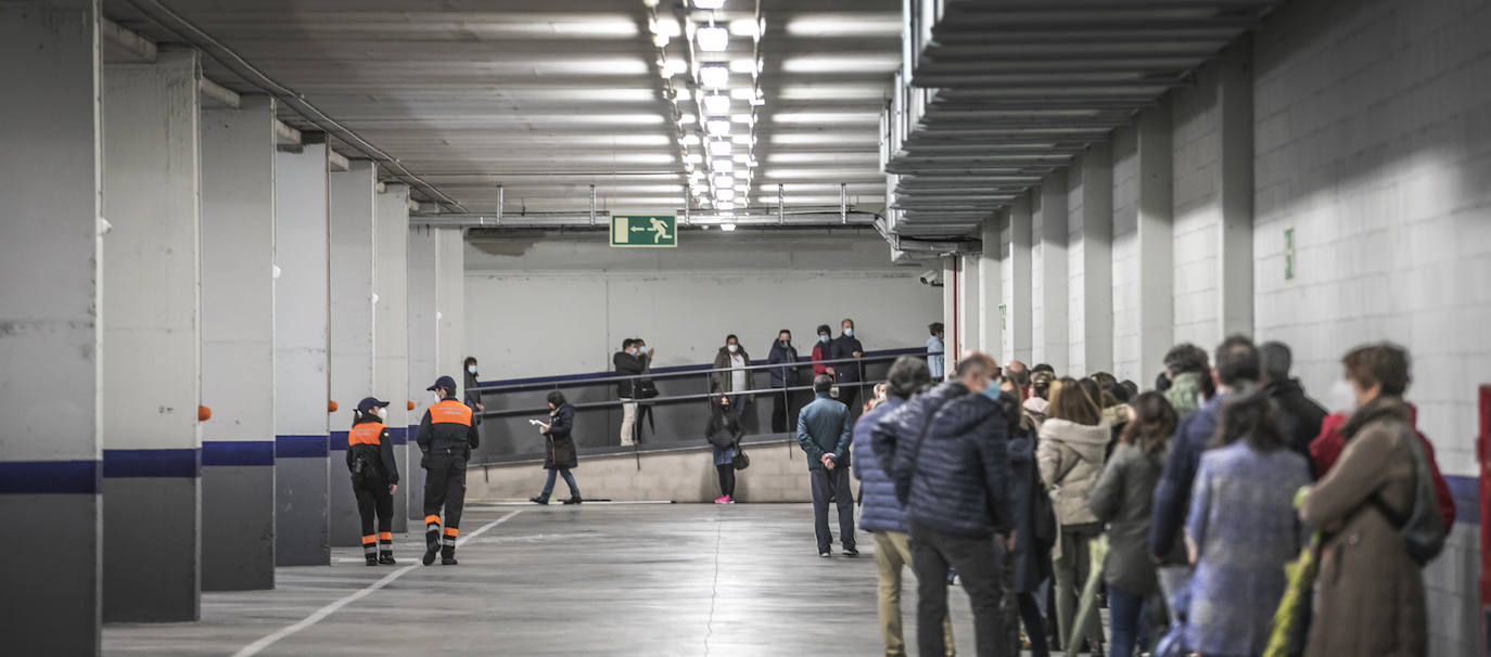 Filas de espera en el interior del aparcamiento del Riojafórum.