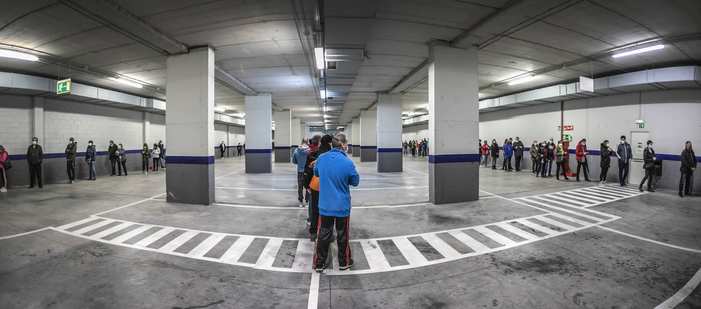 Filas de espera en el interior del aparcamiento del Riojafórum.