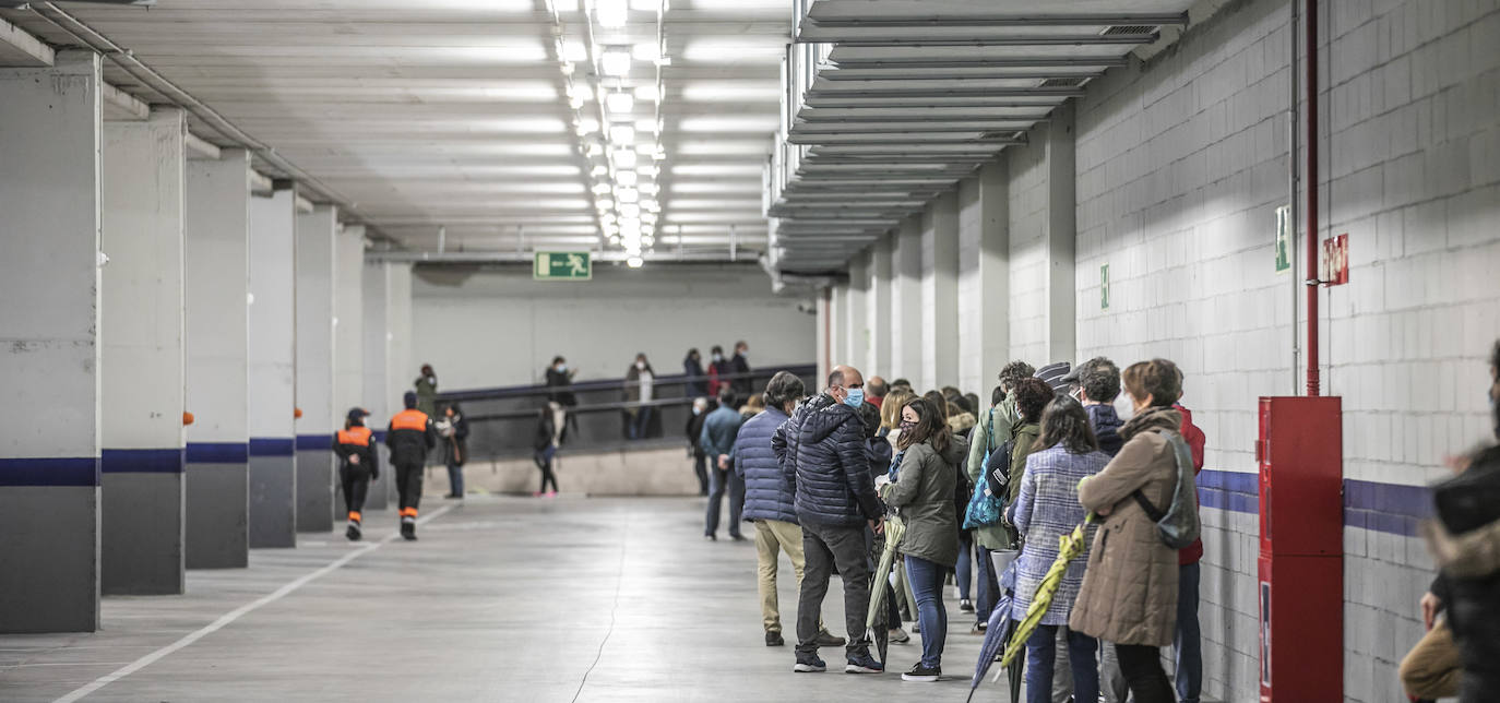 Filas de espera en el interior del aparcamiento del Riojafórum.