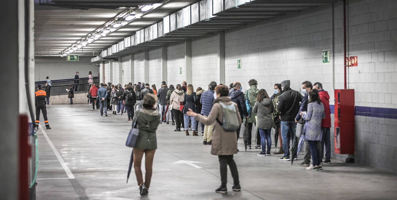 Filas de espera en el interior del aparcamiento del Riojafórum.