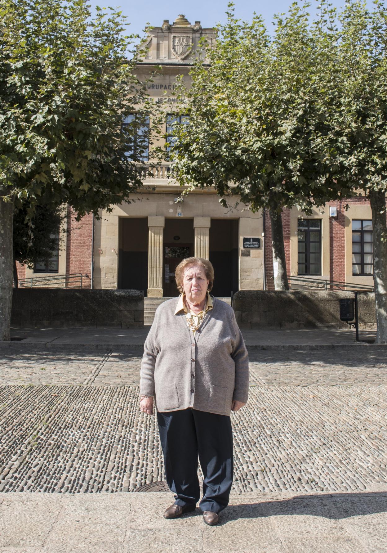 Tere Dulac, con el Ceip Beato Jerónimo Hermosilla de fondo. 