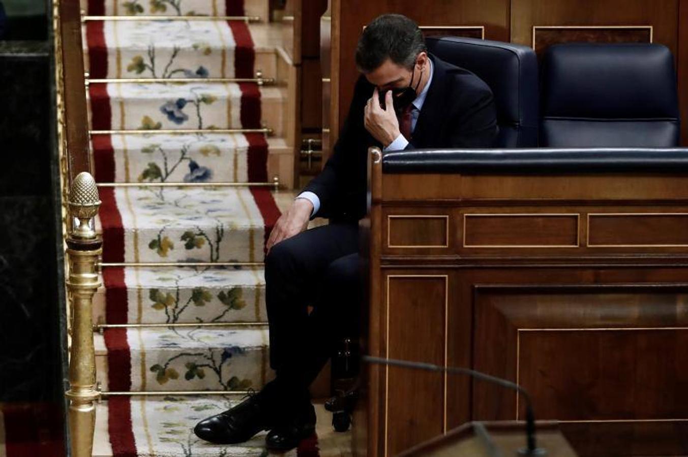 Pedro Sánchez, durante la intervención de Abascal. 