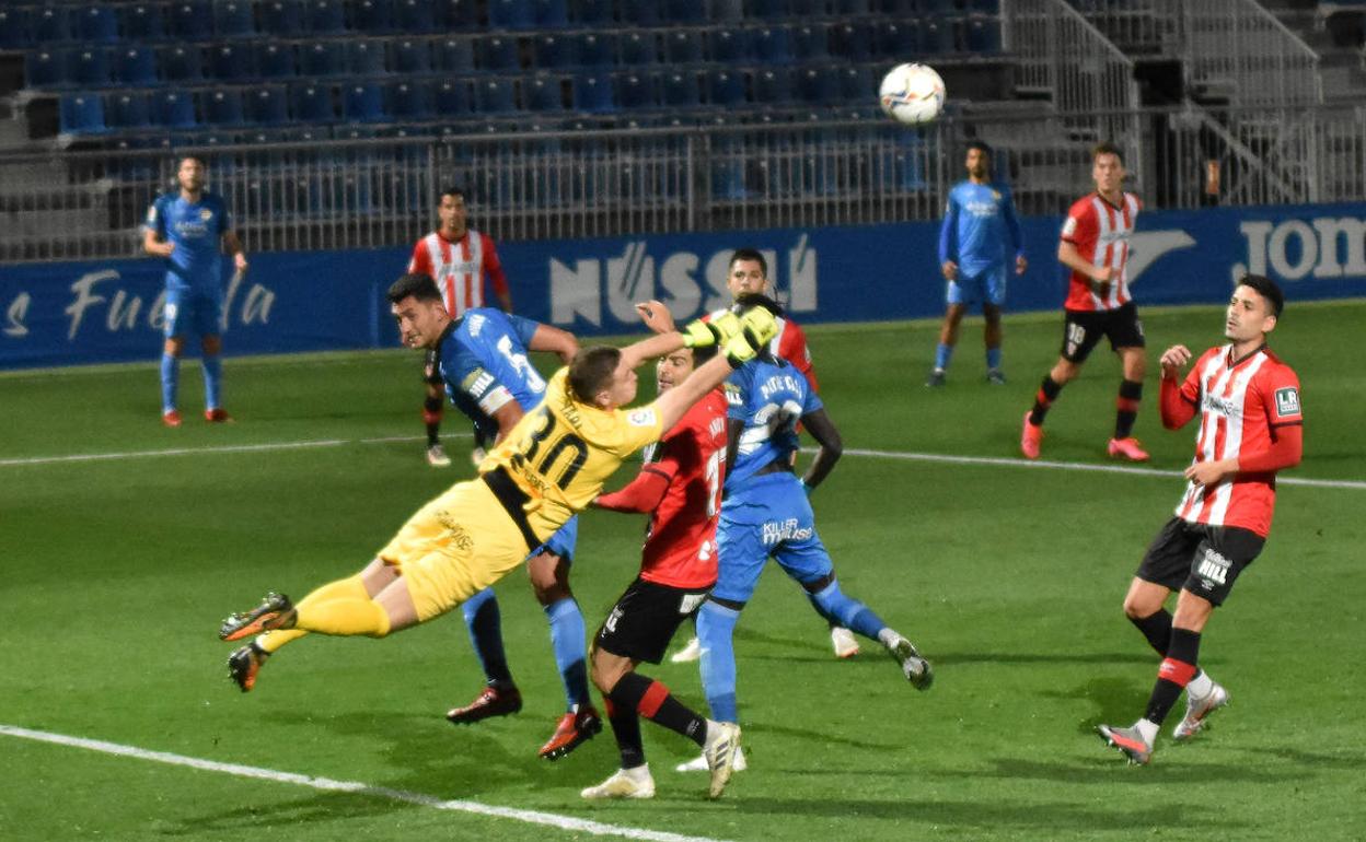 Yari despeja de puños un balón colgado del Fuenlabrada. 