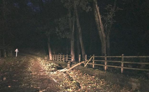 Efectos del viento de esta noche entre el Puente de la Estación y el Puente Canto, en Ezcaray