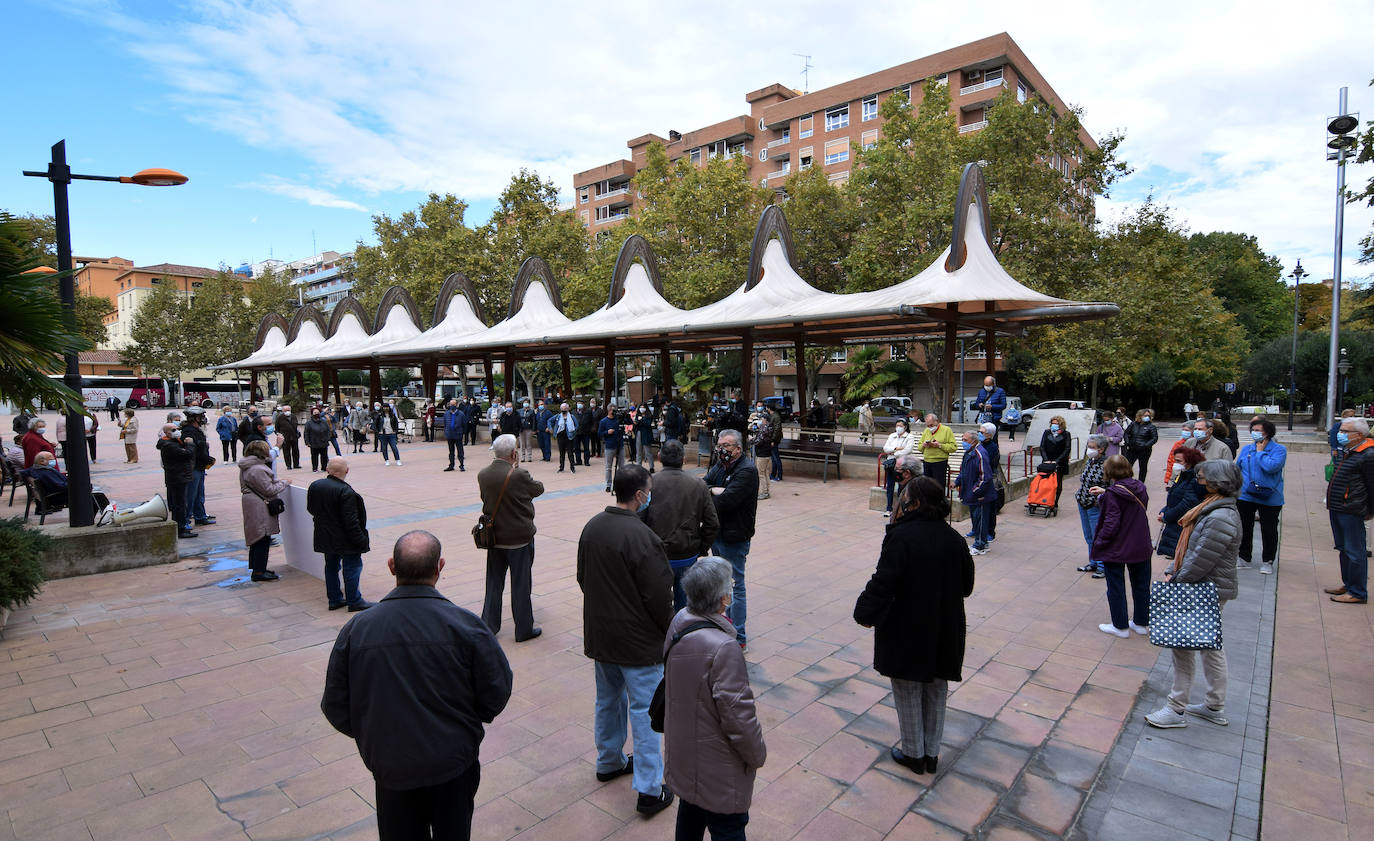 Protesta de la Plataforma para la Defensa de la Sanidad Pública frente al centro de salud Espartero.