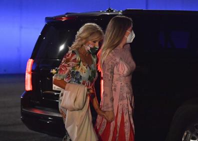 Imagen secundaria 1 - 1. Los hijos de Trump llegan al debate. / 2. Jill Biden, esposa del candidato demócrata, junto a la nieta de ambos. / 3. Melania Trump pasa ante Jill Biden.