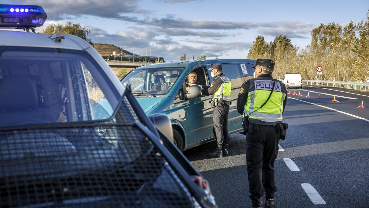 Un agente se dirige a un conductor en la mañana de ayer. 