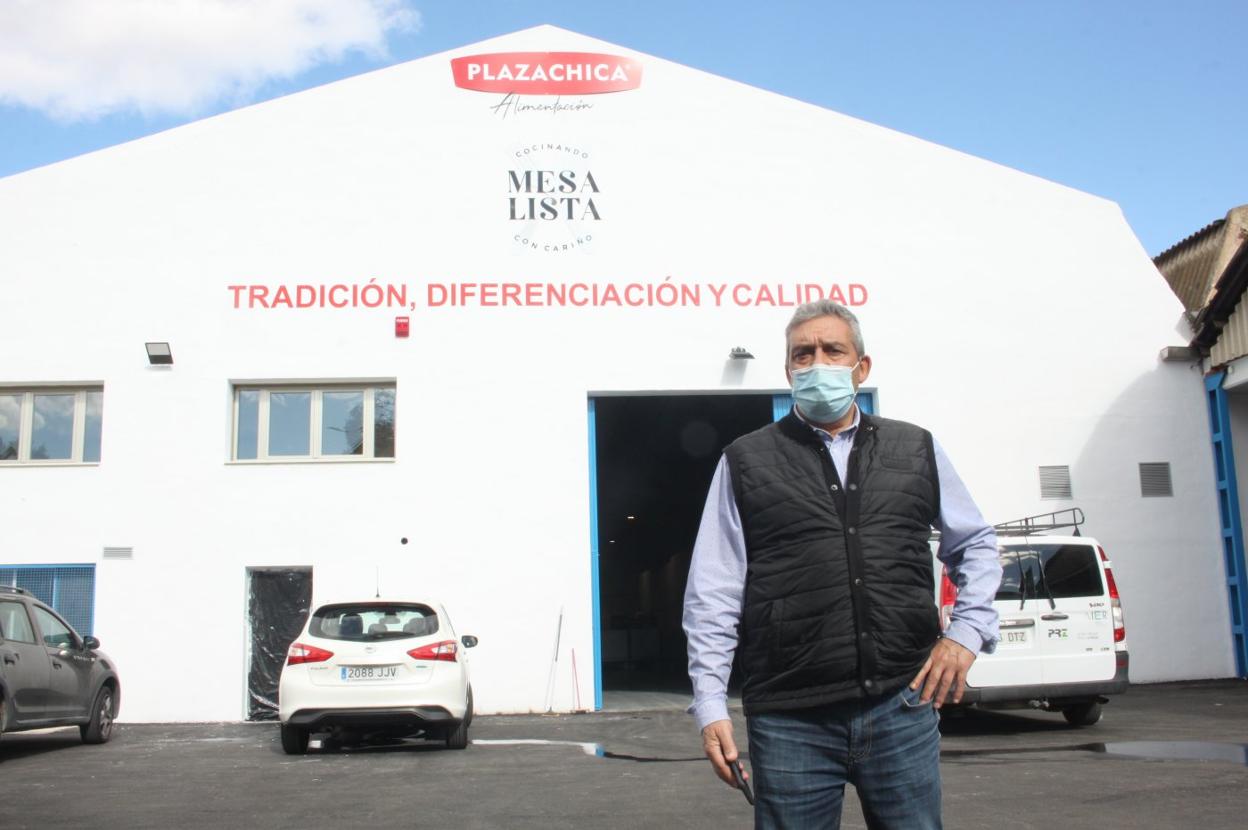 El empresario alfareño Horacio Moreno, ante las instalaciones de la nueva planta de Plaza Chica en Alfaro. 
