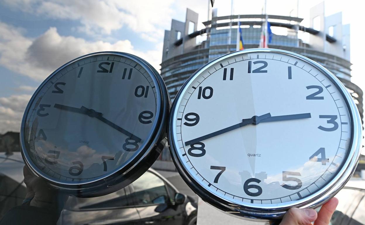 Un reloj junto al Parlamento Europeo, en Estrasburgo.