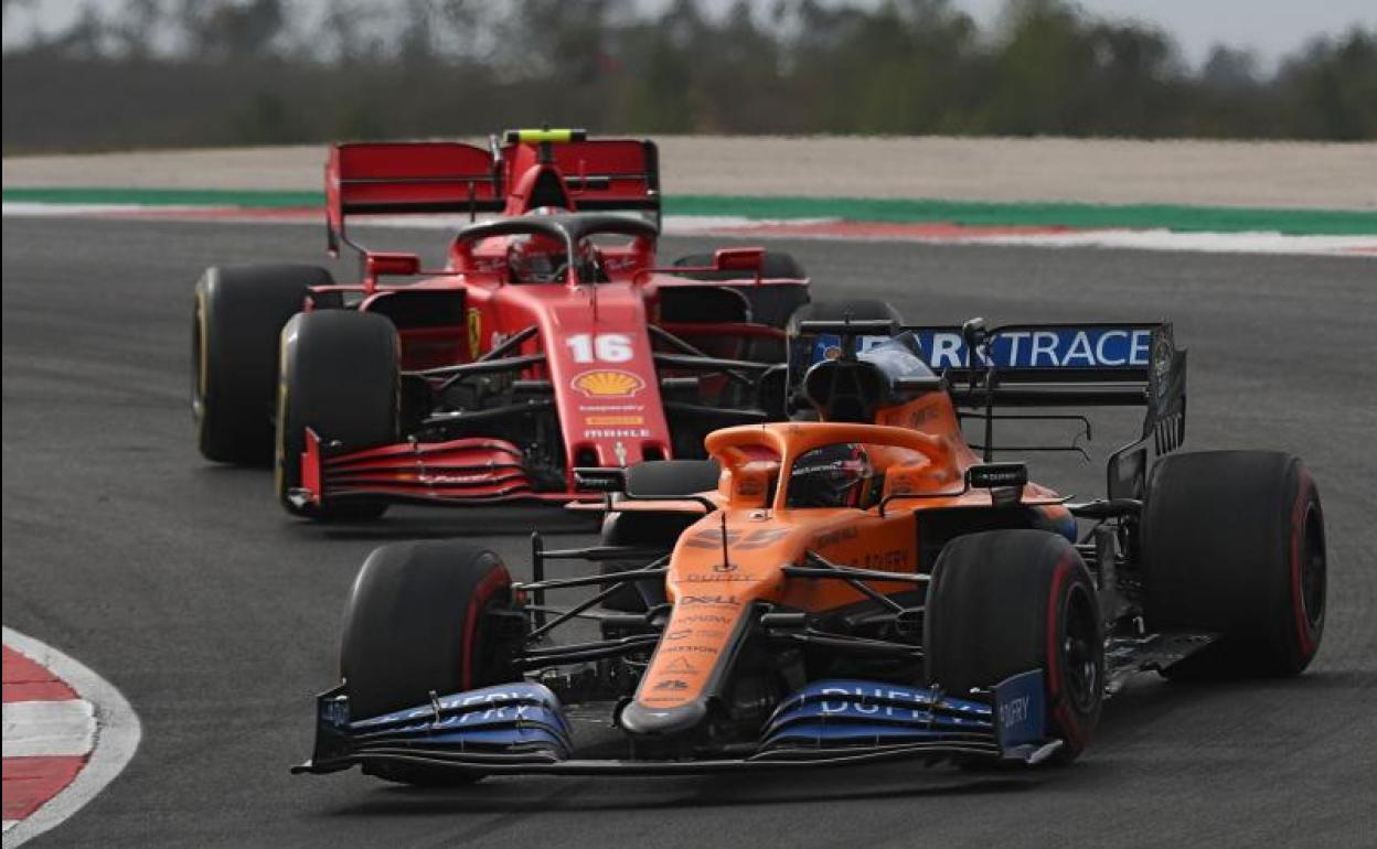 El McLaren de Carlos Sainz, delante del Ferrari de Charles Leclerc.